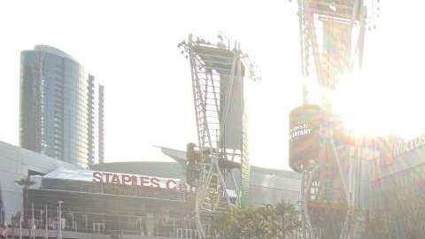 Una densa niebla cubrió el área de Los Ángeles, lo que probablemente provocó el accidente  que cobró la vida de la estrella del básquetbol. En la imagen, seguidores homenajeándolo en el Staples Center.