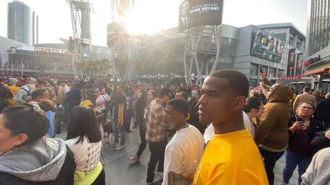 Una densa niebla cubrió el área de Los Ángeles, lo que probablemente provocó el accidente que cobró la vida de la estrella del básquetbol. En la imagen, seguidores homenajeándolo en el Staples Center.
