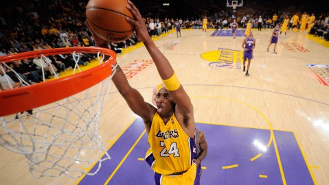 La incomparable fiereza de Kobe Bryant atacando el aro.