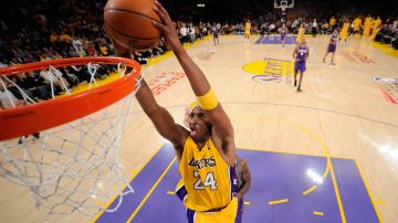 La incomparable fiereza de Kobe Bryant atacando el aro.