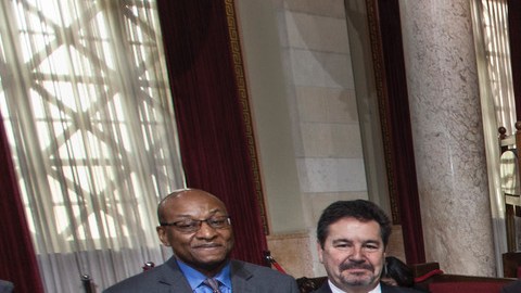 El concejal David E. Ryu presentó un reconocimiento a Todd Walthall ejecutivo de operaciones de Blue Shield en California.