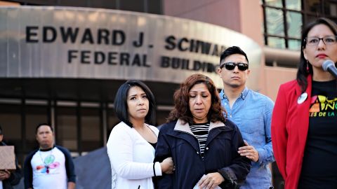 El teniente Gibran Cruz (d) junto a su madre y hermana (i).