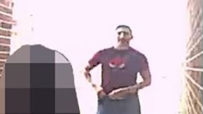 Imágen del sospechoso en la residencia de la víctima.