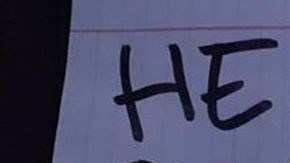 El letrero que llevaba mostrando la niña.