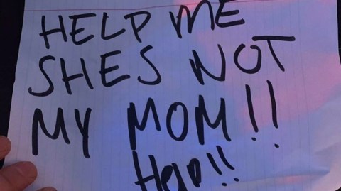 El letrero que llevaba mostrando la niña.