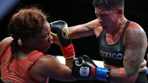 Alejandra Jiménez tras ganar sus cintos del CMB y OMB de peso Supermedio.