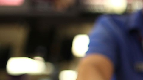 Cuando un cliente pide un recibo, activa las señales de alerta de los empleados del restaurante.