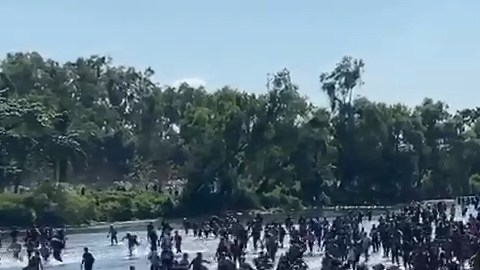 Migrantes cruzan por el Río Suchiate.