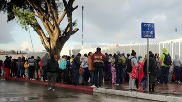 Los migrantes en El Chaparral esperan su turno para pedir asilo en EEUU. / Fotos: Manuel Ocaño..