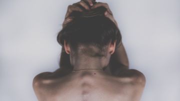 mujer triste-dolor de cabeza-depresión-pixabay