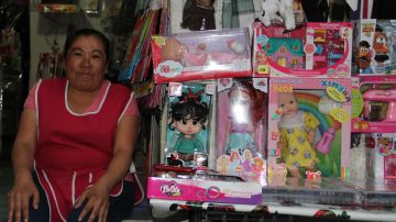 Nayeli Flores encontró trabajo como vendedora: sabe sacar cuentas pero no leer muy bien