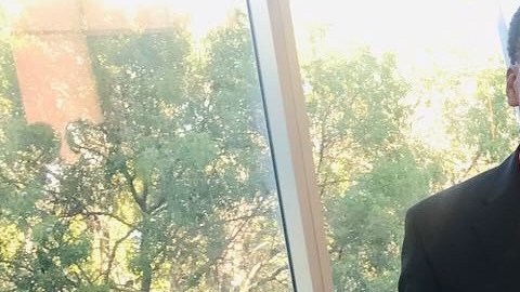 Ofonso Henry vio cómo su casa estaba en llamas y entró para salvar a su familia.