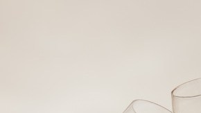 El vino tinto puede contener varios compuestos además del alcohol que podrían relajar las paredes de los vasos sanguíneos. Foto: mail272/Canva