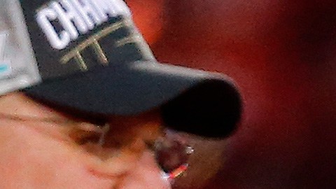 Los Jefes le regalaron hasta un asador para que disfrutara el juego contra Titans desde su hogar