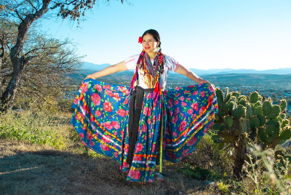 Patricia Trujano posa con un traje típico en Oaxacaa. Foto: Mónica Arias.