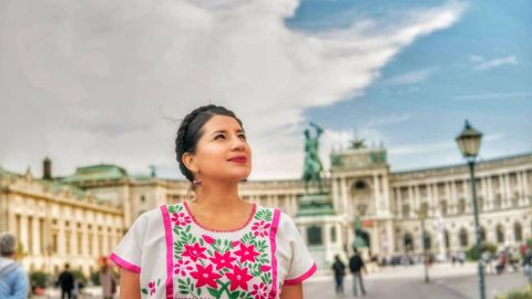 Patricia Trujano posa con un traje típico en Oaxacaa. Foto: Mónica Arias.