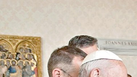 El obispo de Kansas City le entregó el obsequio al líder de la iglesia católica.