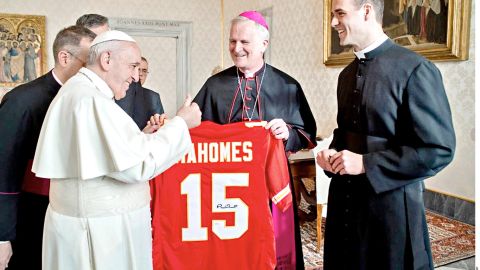 El obispo de Kansas City le entregó el obsequio al líder de la iglesia católica.