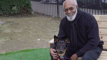 Ralph Johnson, de Sacramento, California, con su perro Cognac/ The Front Street Animal Shelter.