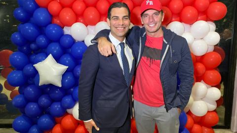 Julián Gil junto al alcalde de la ciudad de Miami, Francis Suárez, tras conocer la decisión de la Comisión de la ciudad.