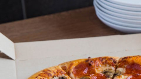 Pizza Hut también le dará a la familia una colección de libros selectos.