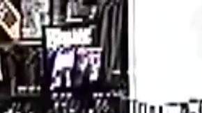 El padre de Díaz se probó varios pantalones y zapatos del Departamento de Policía de West Miami.