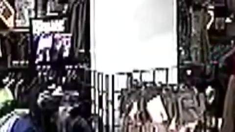 El padre de Díaz se probó varios pantalones y zapatos del Departamento de Policía de West Miami.
