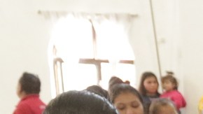 José Rivas entregando regalos a los niños de Monterrey.