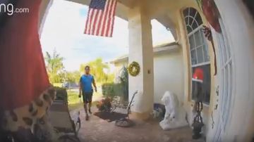 Captura del momento en que el repartidor lanza el paquete frente a la puerta de una casa de Cape Coral, en Florida.