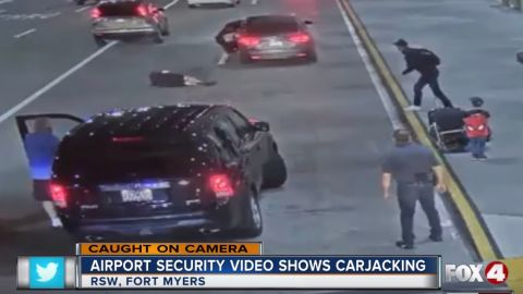 El robo del vehículo en el aeropuerto de Fort Myers (Florida) fue captado por las cámaras de videovigilancia.