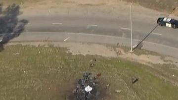 Los restos del avión a un costado del freeway 14.