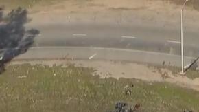 Los restos del avión a un costado del freeway 14.