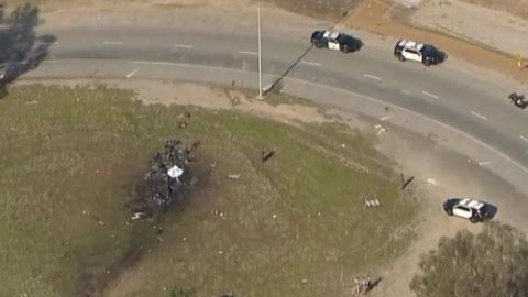 Los restos del avión a un costado del freeway 14.