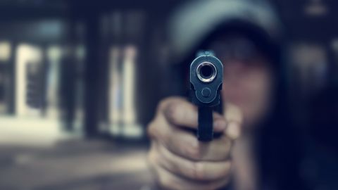 Dan el tiro de gracia a mujer y su hijo es testigo.