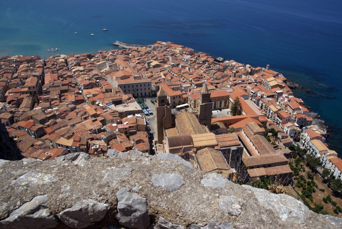 Sicilia es una isla italiana con construcciones escalonadas por sus colinas.