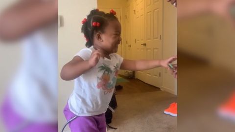 La pequeña de 4 años con parálisis cerebral consigue caminar / Shanell Jones