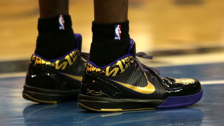 Revendedores dan hasta en $1,000 dólares tenis de Kobe Bryant después