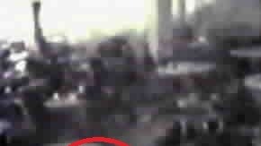 ric Harris, uno de los responsables de la matanza de Columbine, vestía pantalón negro alto, tirantes, botas de combate y una playera blanca con la leyenda "Natural Selection".