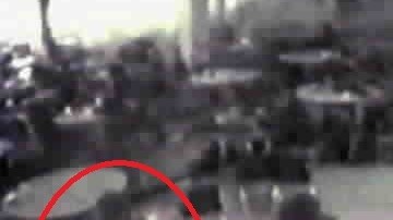 ric Harris, uno de los responsables de la matanza de Columbine, vestía pantalón negro alto, tirantes, botas de combate y una playera blanca con la leyenda "Natural Selection".