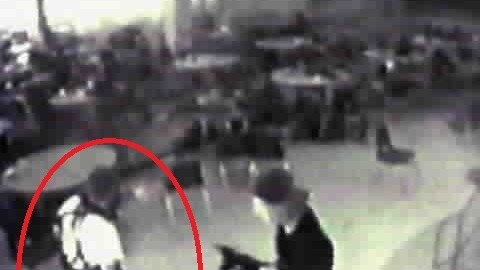 ric Harris, uno de los responsables de la matanza de Columbine, vestía pantalón negro alto, tirantes, botas de combate y una playera blanca con la leyenda "Natural Selection".