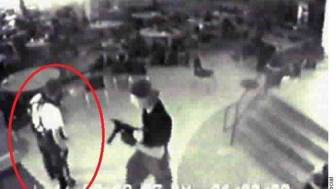 ric Harris, uno de los responsables de la matanza de Columbine, vestía pantalón negro alto, tirantes, botas de combate y una playera blanca con la leyenda "Natural Selection".