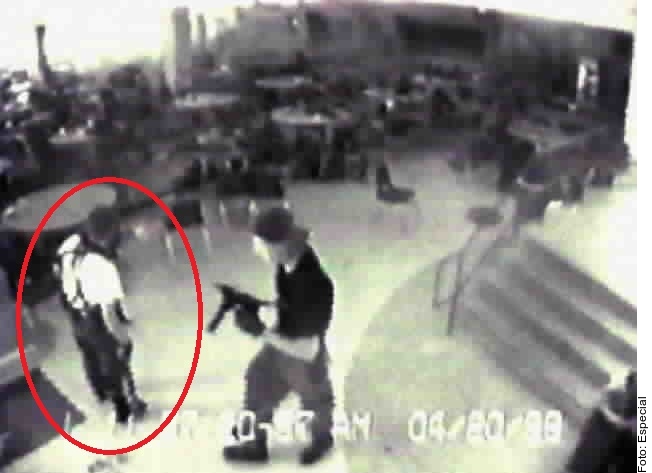 ric Harris, uno de los responsables de la matanza de Columbine, vestía pantalón negro alto, tirantes, botas de combate y una playera blanca con la leyenda "Natural Selection".