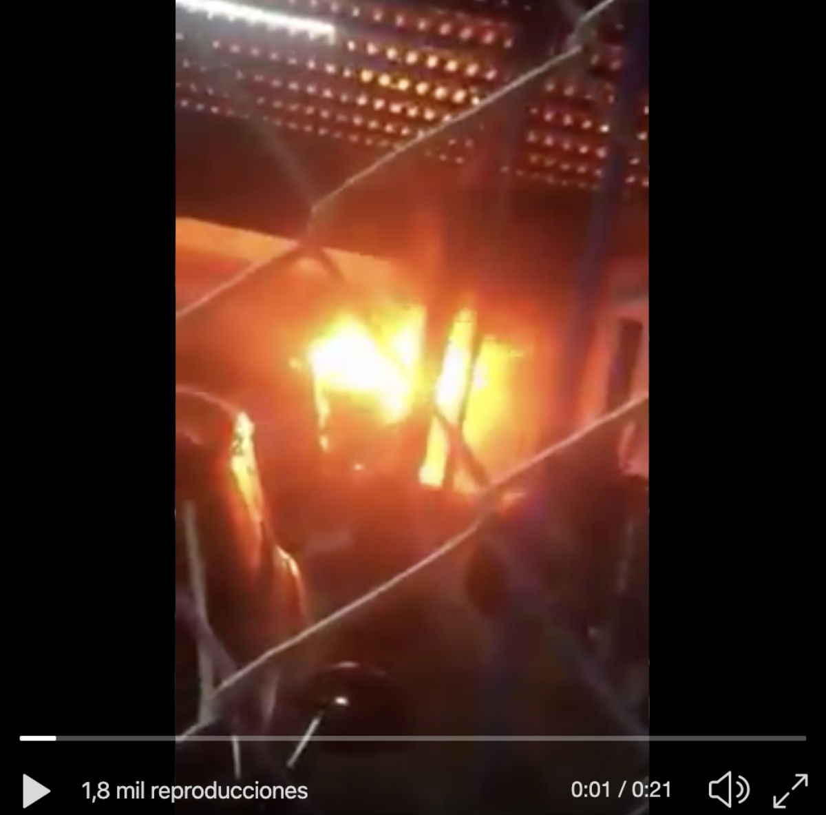 VIDEO: Cártel del Noreste incendia lote de autos, taller mecánico y tráiler con bombas molotov