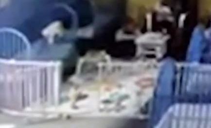 Dos trabajadores respondieron rápido para levantarla.