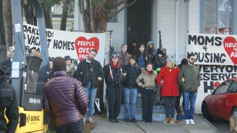 Voluntarios en la casa vacía en Oakland ocupada por madres que, luego, fueron desalojadas. (Fernando A. Torres / La Opinión de la Bahía)