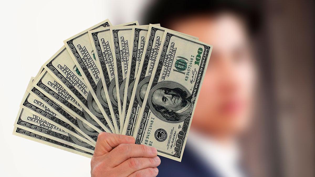Cómo volverte millonario con un salario estándar de $56,000 al año - La  Opinión