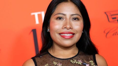 Yalitza Aparicio también causó polémica por promover el libro sobre migrantes mexicanos.