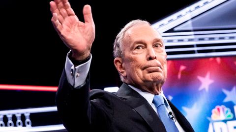 Las Vegas (United States), 19/02/2020.- Democratic Presidential candidate, former NYC Mayor Michael R. Bloomberg, waves at the crowd at the start of the ninth Democratic presidential debate at the Paris Theater in Las Vegas, Nevada, USA, 19 February 2020. (Elecciones, Estados Unidos) EFE/EPA/ETIENNE LAURENT