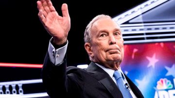 Las Vegas (United States), 19/02/2020.- Democratic Presidential candidate, former NYC Mayor Michael R. Bloomberg, waves at the crowd at the start of the ninth Democratic presidential debate at the Paris Theater in Las Vegas, Nevada, USA, 19 February 2020. (Elecciones, Estados Unidos) EFE/EPA/ETIENNE LAURENT