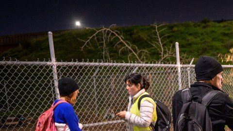 Voluntarios cuentan a las personas que viven en la calle en Lowell, Fresno.